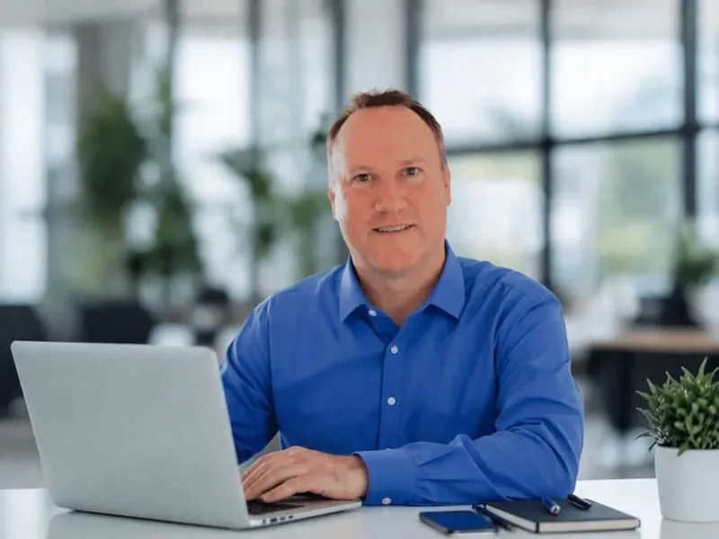 Frank Wingerath bei der Arbeit am Webdesign